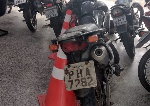 Dupla é presa com moto roubada após fazer arrastões em praça de Manaus