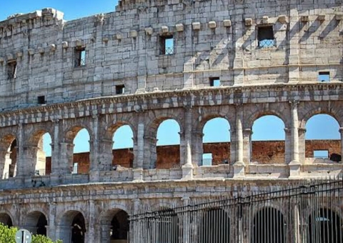 Turista perfura coluna em grade do Coliseu ao tentar tirar selfie