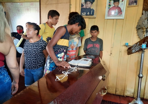 Protestos marcam enterro de menino de 12 anos morto no Cacau Pirêra