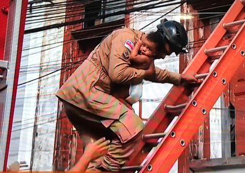 Pelo teto, bebês são resgatados de incêndio no Centro de Manaus