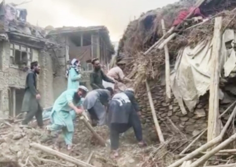 Terremoto devastador mata 800 e deixa mais de 2 mil feridos no Afeganistão