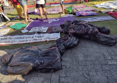 Corpos em sacos pretos são deixados em praça de Manaus para lembrar vítimas da covid