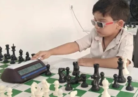 Menino de 3 anos torna-se o mais jovem da história no ranking de xadrez