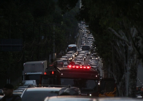 Acidente que matou dois na avenida do Turismo deixa trânsito parado