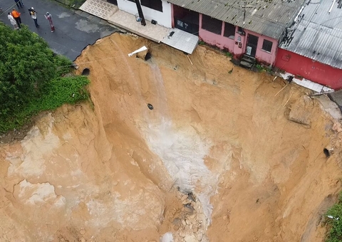 Vídeos mostram cratera gigante que ameaça casas em Manaus; assista