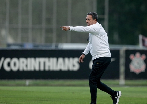 Luxa muda de ideia e 'encontra' Corinthians, mas segue sem vencer no clube