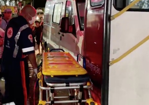 Passageiro é pisoteado por bandidos durante assalto ao ônibus da linha 650 em Manaus