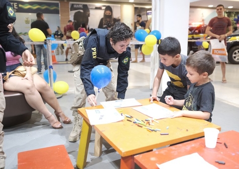 PRF realiza exposição com jogos e brindes em shopping de Manaus