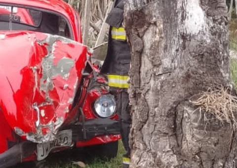 Idoso morre após bater carro contra árvore em grave acidente no Amazonas