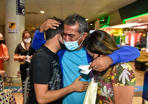 Emocionados, 5 pacientes que venceram a covid-19 retornam a Manaus