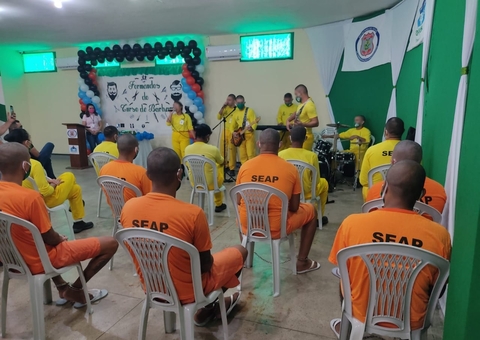 Detentos são certificados em curso de barbeiro em Manaus