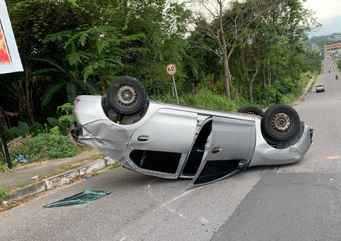 Motorista de app capota carro com quatro passageiros em Manaus