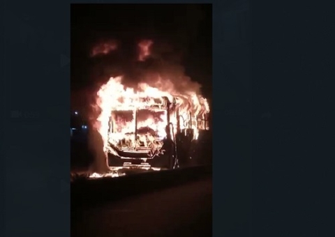 Vídeo: Ônibus da linha 677 é incendiado por criminosos em Manaus