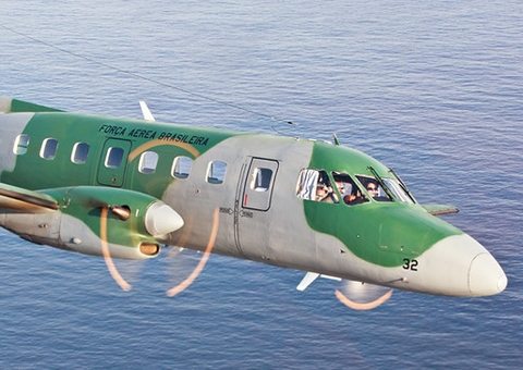 Avião da FAB faz pouso forçado em rio