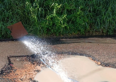 Águas de Manaus deixa ruas danificadas e comerciante prejudicado no Aleixo