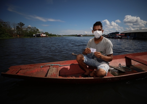 Ribeirinhos são vacinados contra covid dentro de canoas no Amazonas
