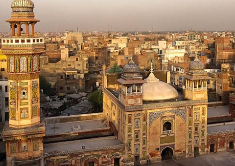 Criança é presa e pode ser morta por urinar em local sagrado no Paquistão