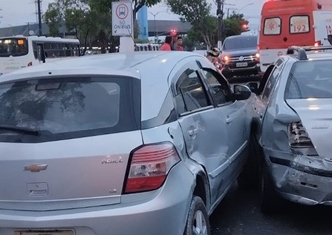 Homem se envolve em acidente e acaba preso com carro roubado em Manaus