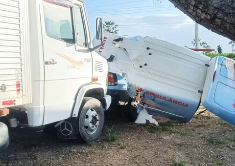 Quatro morrem em acidente entre ambulância e caminhão em rodovia no Ceará 
