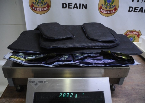 PF prende passageiros que saíram de Manaus com malas recheadas de cocaína