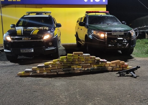 Caminhoneiro aproveita distração da polícia e foge; drogas e submetralhadora são apreendidas