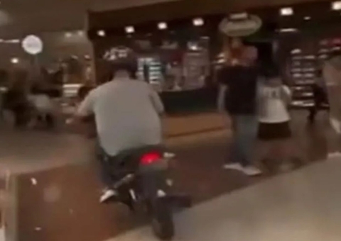 Em busca de likes,influencers invadem shopping com motos 