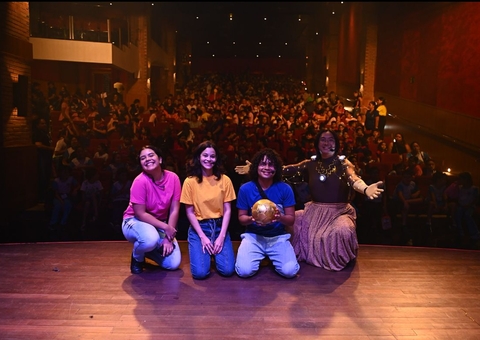 Projeto 'A Escola Vai ao Teatro' leva magia e aprendizado para estudantes de Manaus