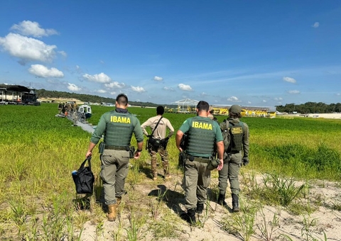 Balsas usadas em garimpo ilegal são destruídas em operação em Manaus