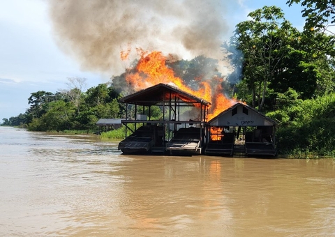 Operação da PF destrói 52 dragas usadas por garimpeiros ilegais no Rio Madeira