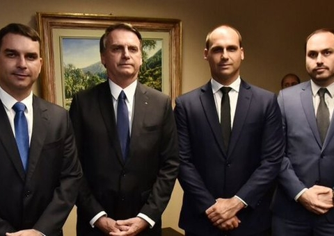 Bolsonaro e filhos anunciam live para 'preparar' candidatos para eleições