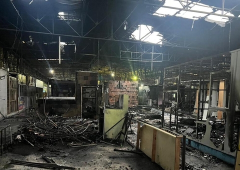 Feirantes que tiveram boxe perdido em incêndio terão auxílio de R$ 12 mil em Manaus