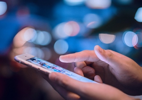 Especialista alerta para riscos e efeitos nocivos do uso de celulares por crianças