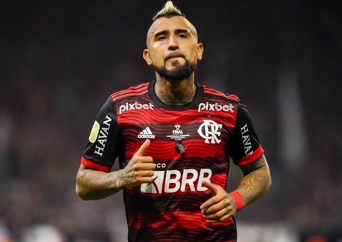 Athletico contrata o volante Vidal após saída do Flamengo