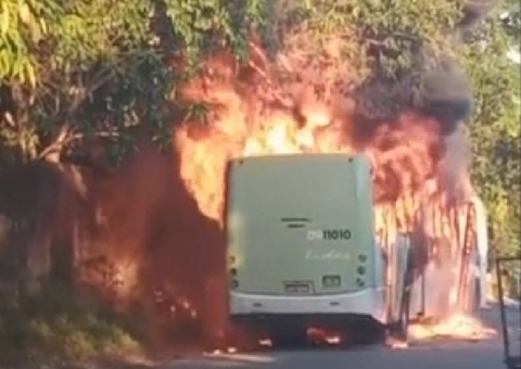 Moradores filmam ônibus sendo engolido pelo fogo durante ataques em Manaus