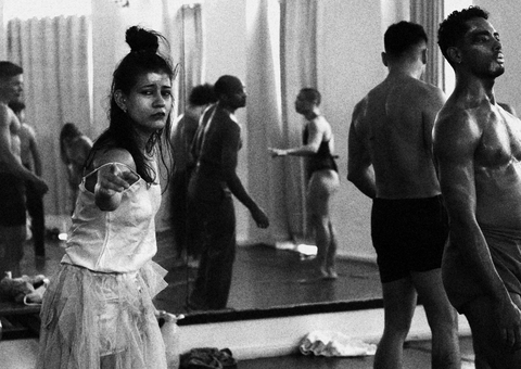 Espetáculo de dança 'Cabaré Chinelo' estreia no Teatro Amazonas