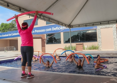 Esporte e saúde: Programa de hidroginástica auxilia idosos em Manaus