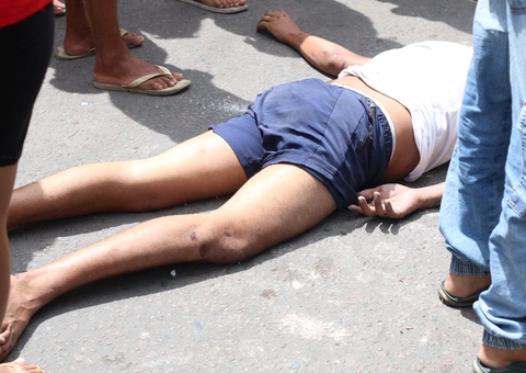 Suspeito de assalto morre ao cair de moto no Novo Aleixo