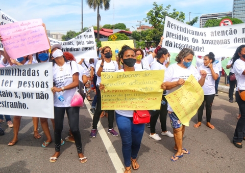 Familiares de detentos fecham avenida por melhorias em presídios de Manaus: vídeo