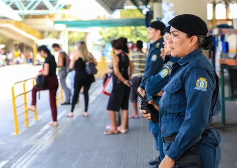 Criminoso é preso com arma e peixeira durante assalto a ônibus no T4
