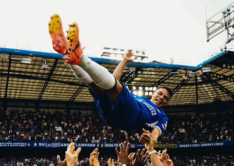 Thiago Silva chega ao Rio nos braços da torcida do Fluminense; vídeo