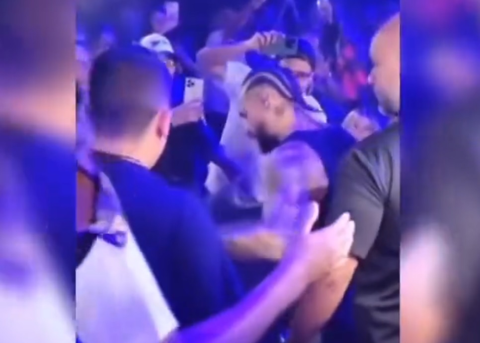 Maluma se irrita com puxão e agride fã durante show; vídeo