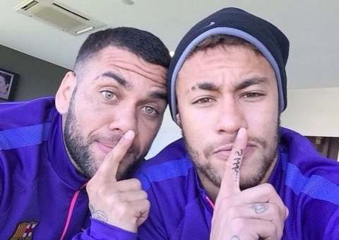 Daniel Alves vai recorrer ao pai de Neymar para pagar fiança e sair da prisão