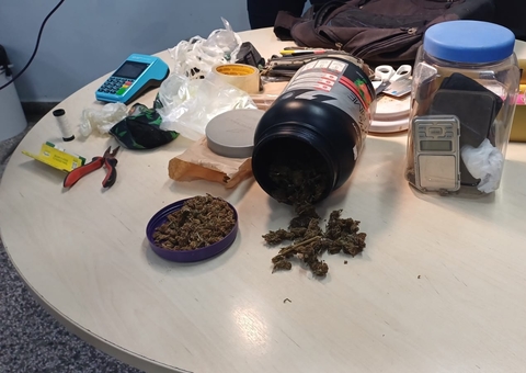 Traficante é preso com máquina de cartão de crédito ao vender drogas no Nova Esperança 