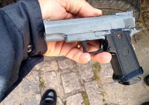 Moradores denunciam homem que jogou arma no meio do mato em Manaus