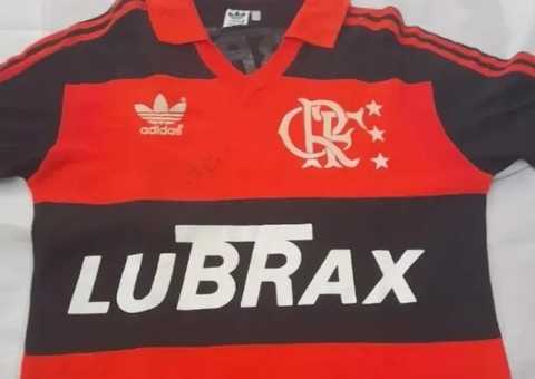Última camisa usada por Zico no Flamengo vai a leilão; valores surpreendem