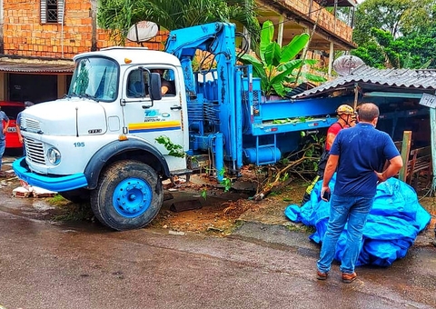 Caminhão invade casa após acidente em Manaus