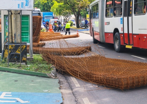 Carga cai de carreta e fica espalhada na Avenida Efigênio Salles em Manaus; vídeo