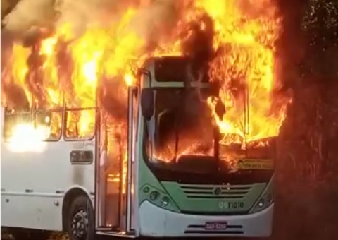 Quatorze ônibus são queimados durante ataques de facções em Manaus  