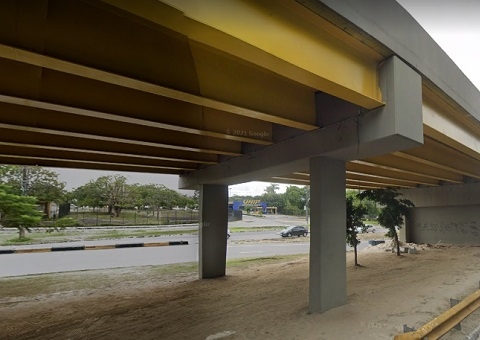 Motociclista é arremessado de viaduto após ser atingido por carro em Manaus