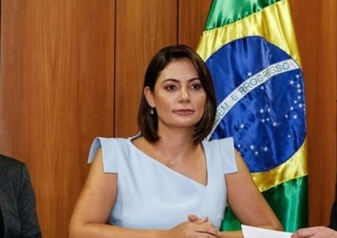 Bolsonaro diz que Michelle se vacinou nos Estados Unidos